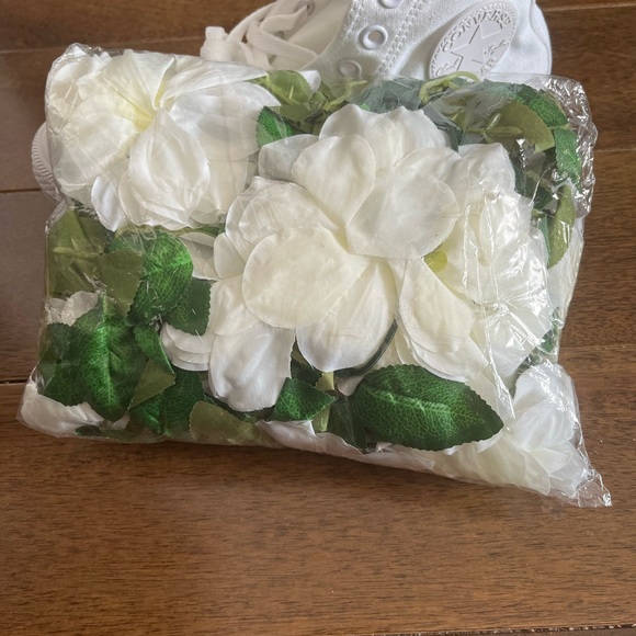 Bag of white artificial flowers for parties brand new in bag - Picture 4 of 4